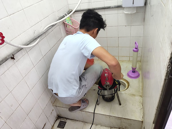 大余管道堵塞冒臭气 专业师傅现场解决问题