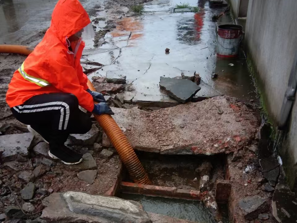 大余专业清理污水池 炜誉市政以规范流程守护城市 “肠道”