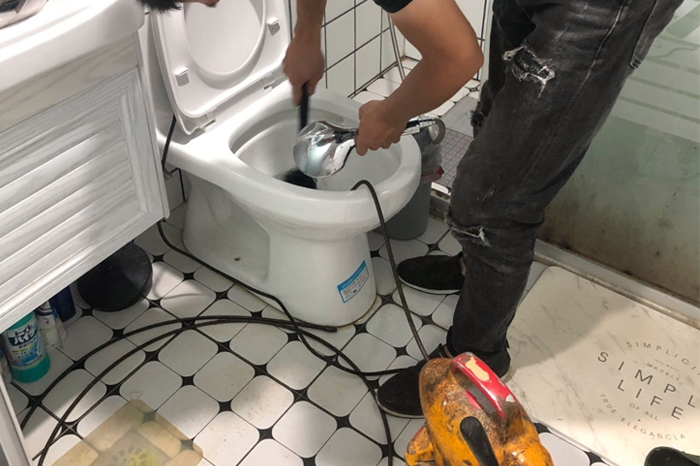 大余马桶堵塞自己疏通还是找师傅？专业上门服务让你省时更省心
